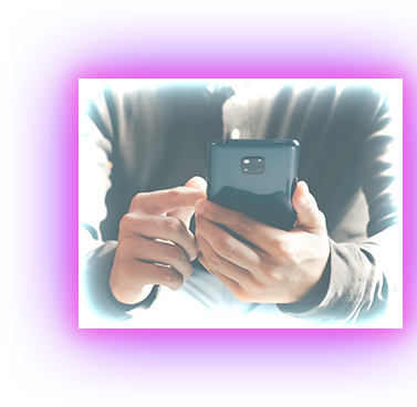スマホを持つ手元
